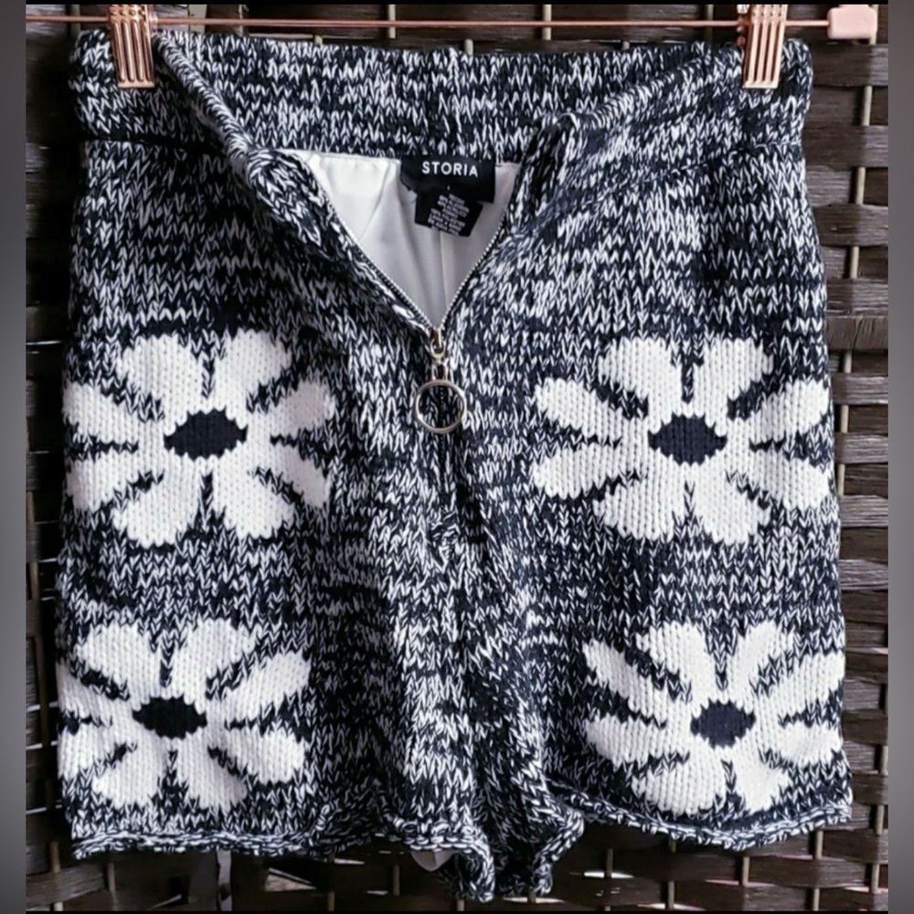 STORIA FLORAL SWEATER SET (BLACK/WHITE) - Picture 14 of 16